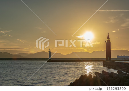 夕日に染まる広島港の灯台 夕日に染まる広島港の灯台 136293890
