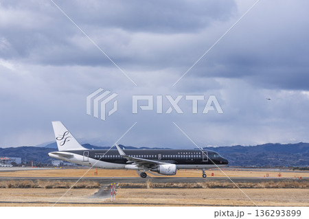 冬の仙台空港　タキシング中の飛行機　宮城県名取市 136293899