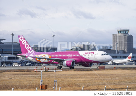 冬の仙台空港　タキシング中の飛行機　宮城県名取市 136293902