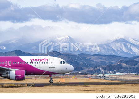 冬の仙台空港　タキシング中の飛行機　宮城県名取市 136293903