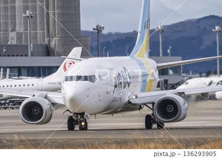 冬の仙台空港　タキシング中の飛行機　宮城県名取市 136293905