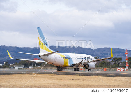 冬の仙台空港 タキシング中の飛行機 宮城県名取市 冬の仙台空港 タキシング中の飛行機 宮城県名取市 136293907