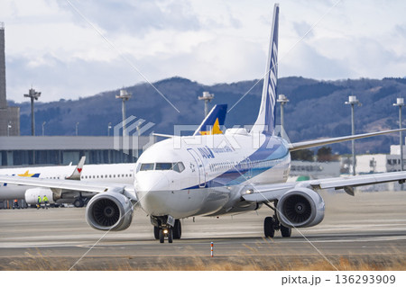 冬の仙台空港　タキシング中の飛行機　宮城県名取市 136293909