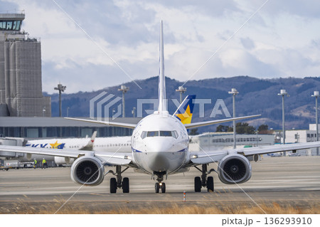 冬の仙台空港　タキシング中の飛行機　宮城県名取市 136293910
