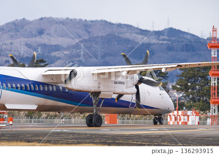 冬の仙台空港　タキシング中の飛行機　宮城県名取市 136293915