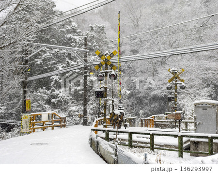 雪が積もった古い踏切 136293997