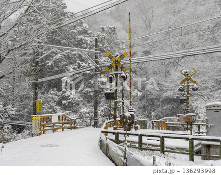 雪が積もった古い踏切 雪が積もった古い踏切 136293998