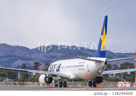 冬の仙台空港　離陸中の飛行機　宮城県名取市 136294009