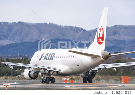 冬の仙台空港　離陸中の飛行機　宮城県名取市 136294017
