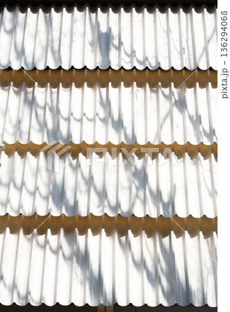 光と影が作る建築の幾何学的ライン 136294068