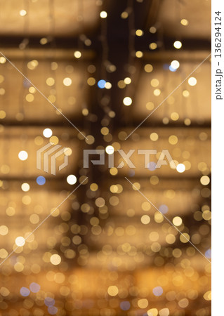 ゴールドトーンの玉ボケが広がる抽象的な光背景 136294124