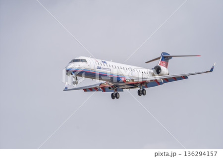 冬の仙台空港　着陸中の飛行機　宮城県名取市 136294157