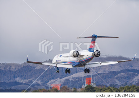 冬の仙台空港　着陸中の飛行機　宮城県名取市 136294159