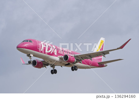 冬の仙台空港　着陸中の飛行機　宮城県名取市 136294160