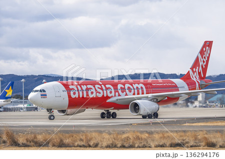 冬の仙台空港 タキシング中の飛行機 宮城県名取市 冬の仙台空港 タキシング中の飛行機 宮城県名取市 136294176