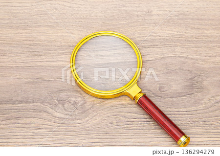magnifying glass　虫眼鏡 136294279