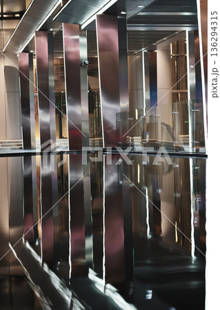 夜のモダンなオフィスビル入口とライトアップされた建築空間 136294315