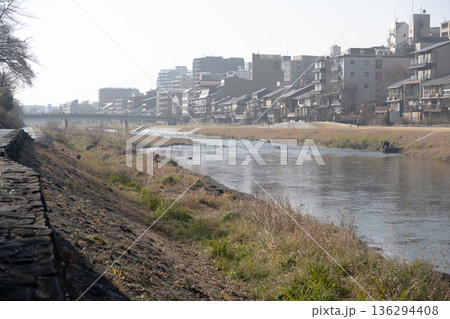 黄砂に霞む京都の鴨川 黄砂に霞む京都の鴨川 136294408