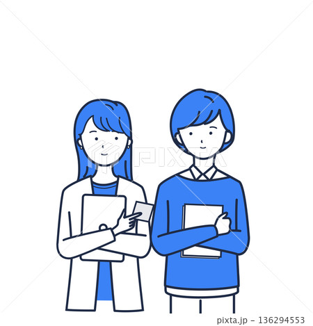 会議前に根回しをする女性 136294553