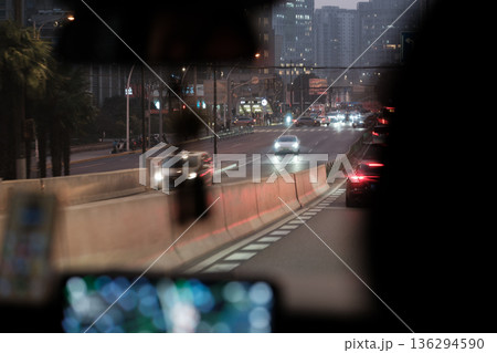 夜の都市を走行する車内とカーナビゲーション 136294590