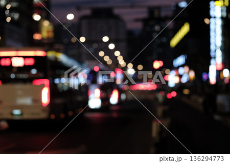 夜の都市道路に広がる虚化した光と交通風景 136294773