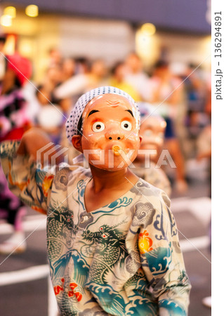 夏祭、ひょっとこのお面を付けた少年 夏祭、ひょっとこのお面を付けた少年 136294891