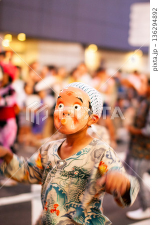 夏祭、ひょっとこのお面を付けて踊る少年 夏祭、ひょっとこのお面を付けて踊る少年 136294892