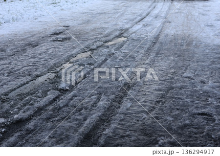 雪解け道の轍の跡 雪解け道の轍の跡 136294917