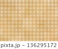 明るいブラウンのギンガムチェック柄　背景 136295172
