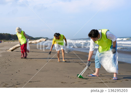 海辺の清掃活動に取り組む日本人ボランティア 社会貢献活動 136295203