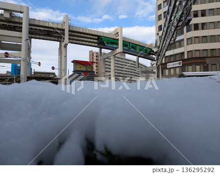 雪に覆われた千葉駅前ふくろう交番と千葉都市モノレールアーバンフライヤー 雪に覆われた千葉駅前ふくろう交番と千葉都市モノレールアーバンフライヤー 136295292