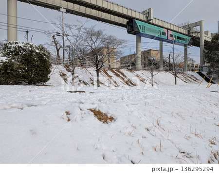 雪の積もった日の千葉都市モノレールアーバンフライヤー(千城台駅付近にて) 雪の積もった日の千葉都市モノレールアーバンフライヤー(千城台駅付近にて) 136295294