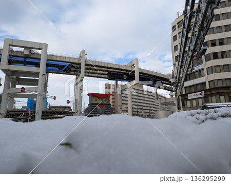 雪に覆われた千葉駅前ふくろう交番と千葉都市モノレールアーバンフライヤー 雪に覆われた千葉駅前ふくろう交番と千葉都市モノレールアーバンフライヤー 136295299
