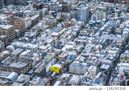 日本の東京都市景観寒波襲来…雪景色に染まる渋谷の住宅街＝東京都内（恵比寿3丁目付近） 136295308