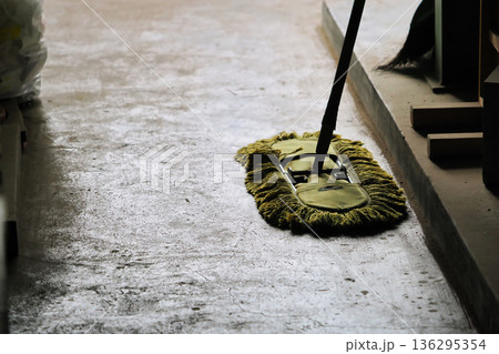 古びたモップ 古びたモップ 136295354