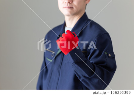ガッツポーズをする作業服のミドル男性ビジネスマン ガッツポーズをする作業服のミドル男性ビジネスマン 136295399