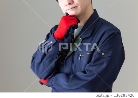 悩む作業服のミドル男性ビジネスマン 136295420