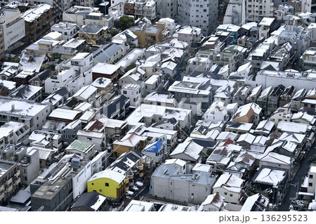 日本の東京都市景観寒波襲来…雪景色に染まる渋谷の住宅街＝東京都内（恵比寿3丁目付近） 136295523