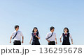 青空の下を笑顔で走る4人の高校生男女。青春、未来、教育、スタートをイメージした爽やかな広告用素材。 136295678
