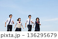青空の下を笑顔で走る4人の高校生男女。青春、未来、教育、スタートをイメージした爽やかな広告用素材 136295679