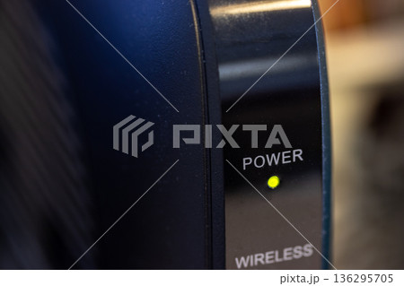 Wi-Fiルーターの電源ランプ 136295705