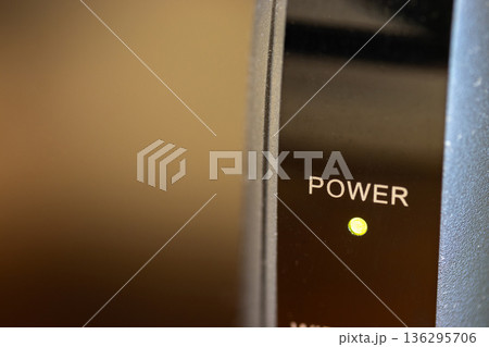 Wi-Fiルーターの電源ランプ 136295706