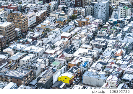 日本の東京都市景観寒波襲来…雪景色に染まる渋谷の住宅街＝東京都内（恵比寿3丁目付近） 136295726