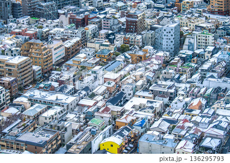 日本の東京都市景観寒波襲来…雪景色に染まる渋谷の住宅街=東京都内(恵比寿3丁目付近) 日本の東京都市景観寒波襲来…雪景色に染まる渋谷の住宅街=東京都内(恵比寿3丁目付近) 136295793