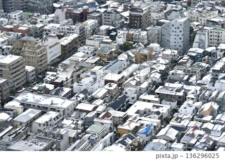 日本の東京都市景観寒波襲来…雪景色に染まる渋谷の住宅街＝東京都内（恵比寿3丁目付近） 136296025