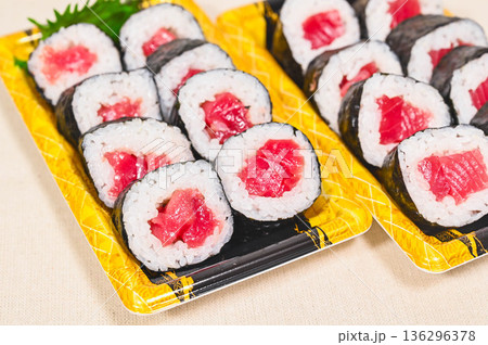 2種類の鉄火巻　 136296378