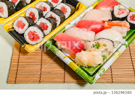 鉄火巻とにぎり寿司 136296380