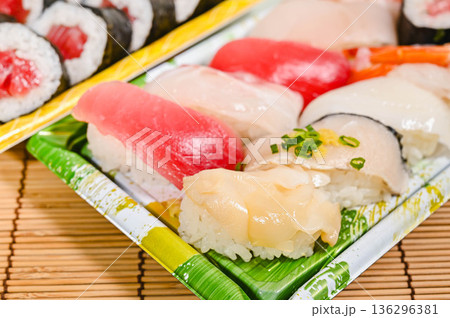 鉄火巻とにぎり寿司 136296381