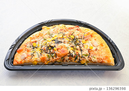 持ち帰りの照り焼きチキンピザ 136296398
