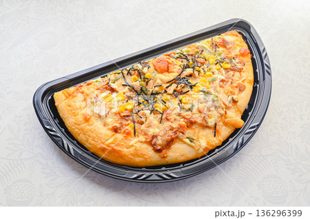 持ち帰りの照り焼きチキンピザ 持ち帰りの照り焼きチキンピザ 136296399